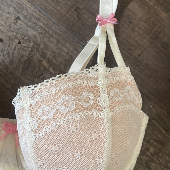 Never worn! Perfect lace bra - Picture 2 of 4